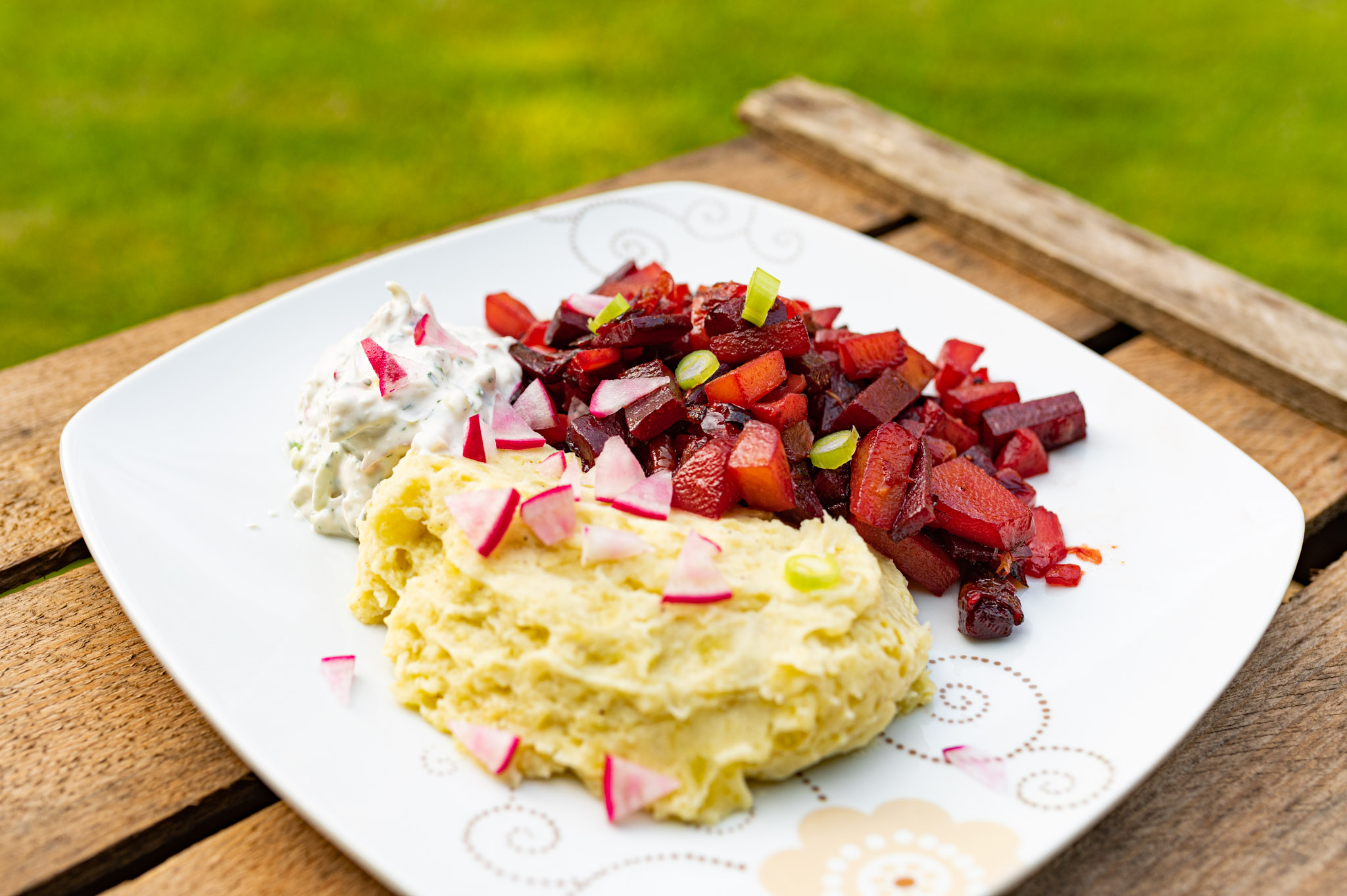 GESCHMORTE BETE MIT PÜREE UND FRÜHLINGSQUARK - improplant